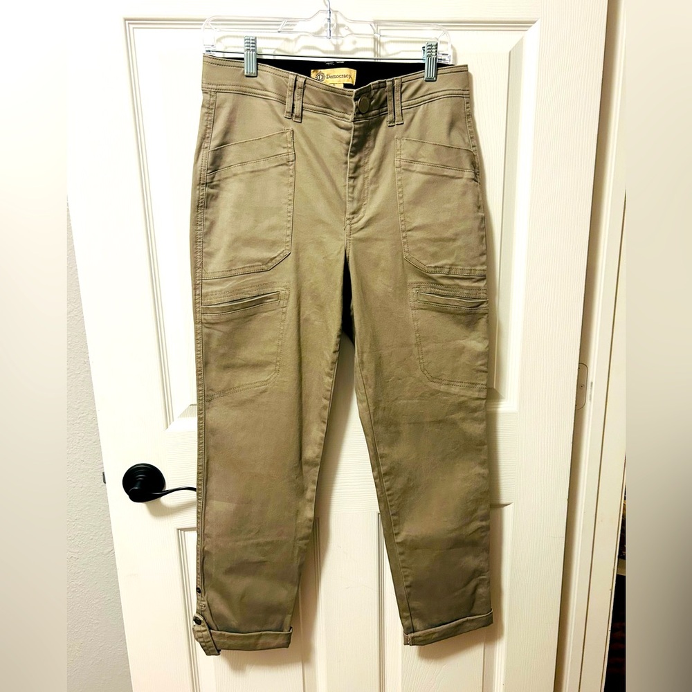 Democracy “AB” Technology kahki Jeans women’s size 8 pockets/roll tab legs NWOT